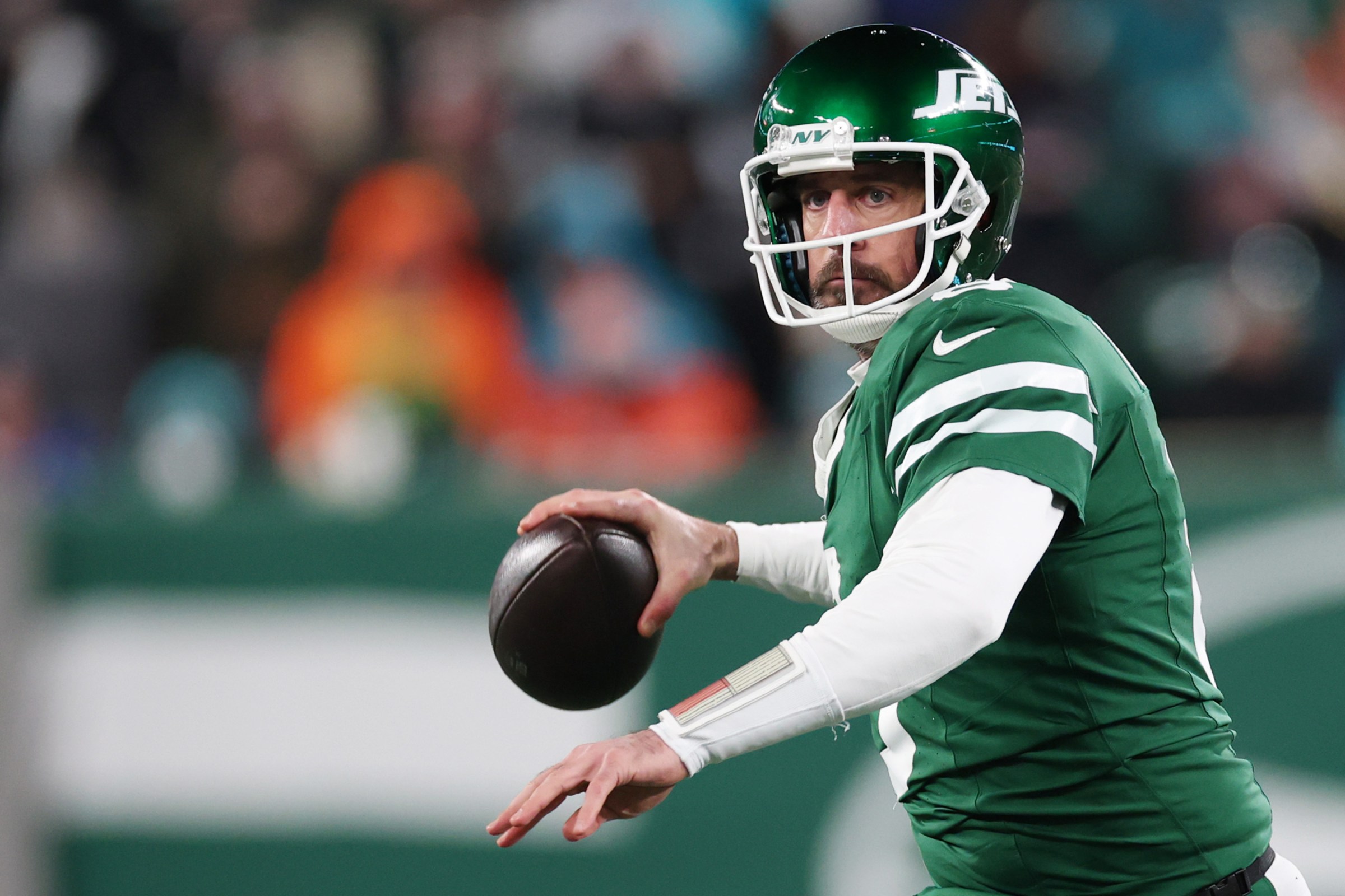 Should the Tennessee Titans pursue Aaron Rodgers?