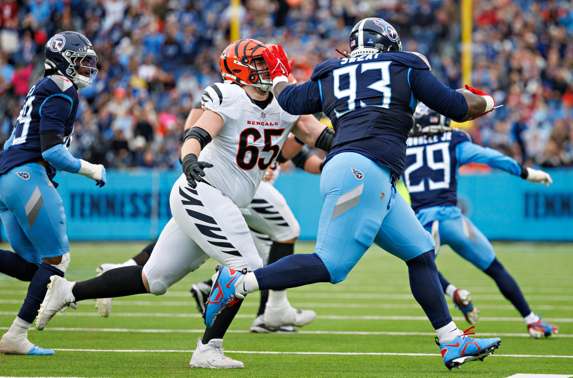 Titans trade T’Vondre Sweat to Jets for Jermaine Johnson